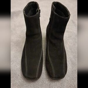 Women's black suede Clarks Ashley ankle boots size 7.